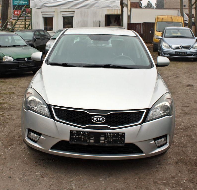 Second-hand Kia Ceed 90 CP (66 kW) 2012 Argintiu Hatchback