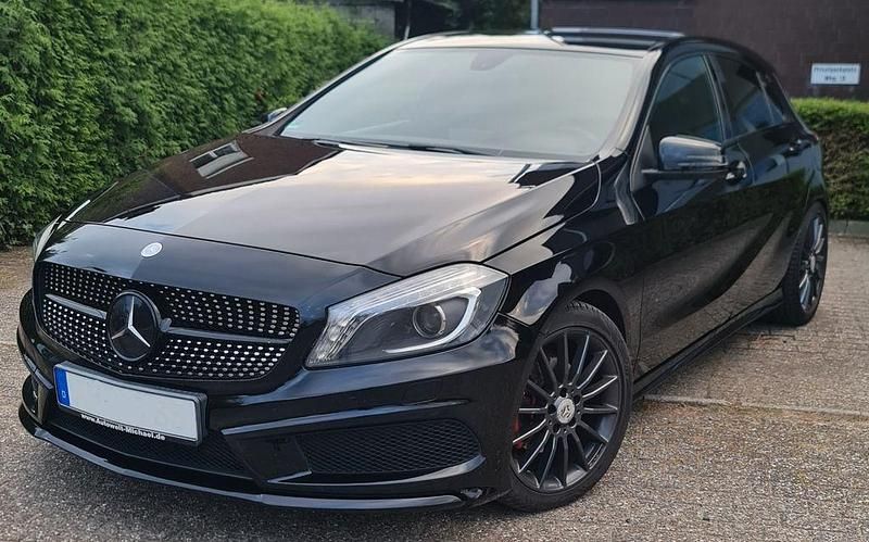 Schwarz Gebraucht 2014 Mercedes A180 AMG line Limousine | 13.500 € - Bild 1/4
