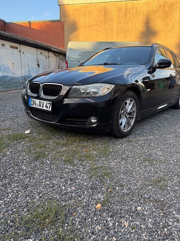 Schwarz Gebraucht 2012 BMW 318 Kombi | 5.300 € (Superpreis) - Bild 1/4
