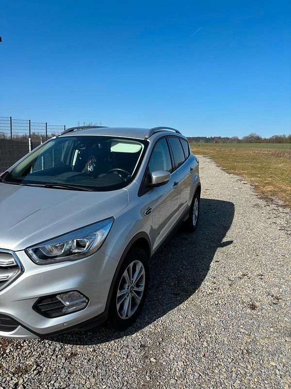 Gebraucht Ford Kuga 150 PS (110 kW) 2018 Silber SUV