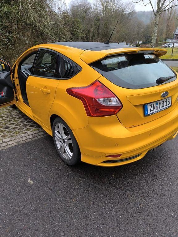 Gebraucht Ford Focus ST 250 PS (183 kW) 2013 Gelb Limousine