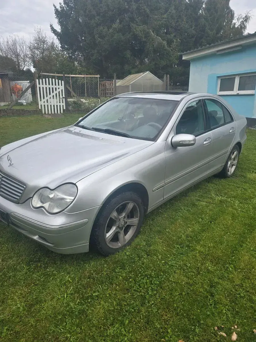 Używany Mercedes 200 122 KM (89 kW) 2003 Srebrny Sedan/Limuzyna