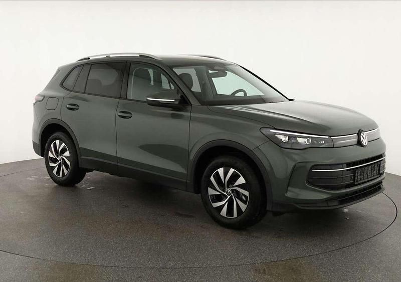 Cipressino grün metallic Neu 2025 VW Tiguan Life SUV | 40.595 € (Guter Preis) - Bild 1/4