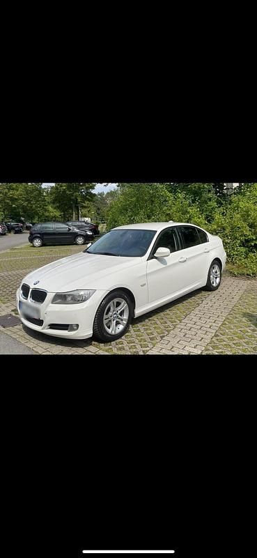 Weiß Gebraucht 2011 BMW 320 Limousine | 7.000 € (Fairer Preis) - Bild 1/4