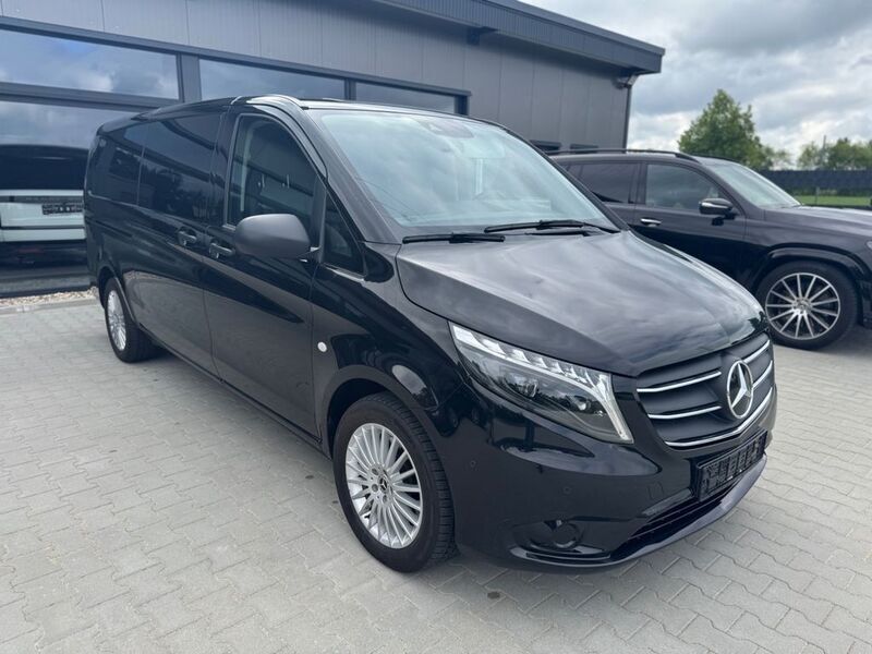 Obsidianschwarz metallic Gebraucht 2023 Mercedes Vito Van / Kleinbus | 52.989 € - Bild 1/4