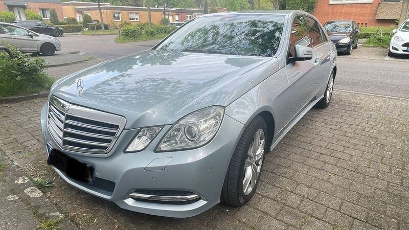 Silber Gebraucht 2013 Mercedes E220 Avantgarde Limousine | 9.900 € (Superpreis) - Bild 1/4