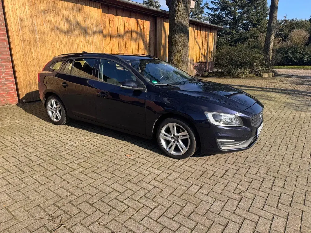 Gebraucht Volvo V60 Momentum 150 PS (110 kW) 2016 Blau Kombi