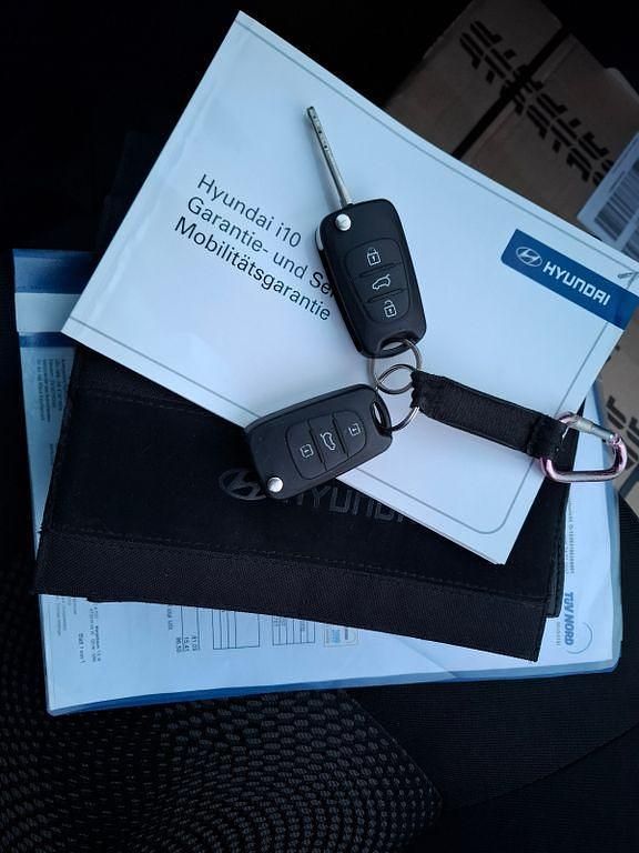 Gebraucht Hyundai i10 Edition 69 PS (50 kW) 2012 Silber Kleinwagen