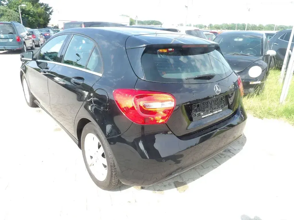 Gebraucht Mercedes A180 122 PS (89 kW) 2014 Kosmosschwarz  metalliclack Kleinwagen