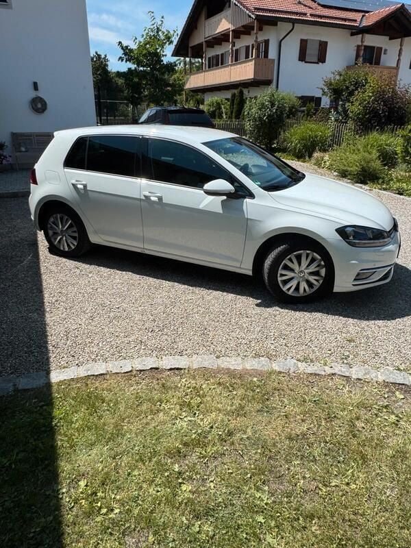 Weiß Gebraucht 2017 VW Golf VII Comfortline Kleinwagen | 14.600 € (Fairer Preis) - Bild 1/4