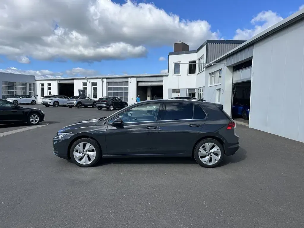 Gebraucht VW Golf VIII Style 131 PS (96 kW) 2024 Uranograu Limousine
