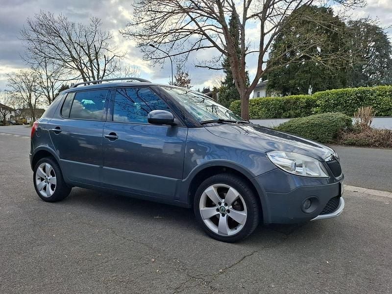 Grau Gebraucht 2012 Skoda Fabia Limousine | 3.249 € (Fairer Preis) - Bild 1/4