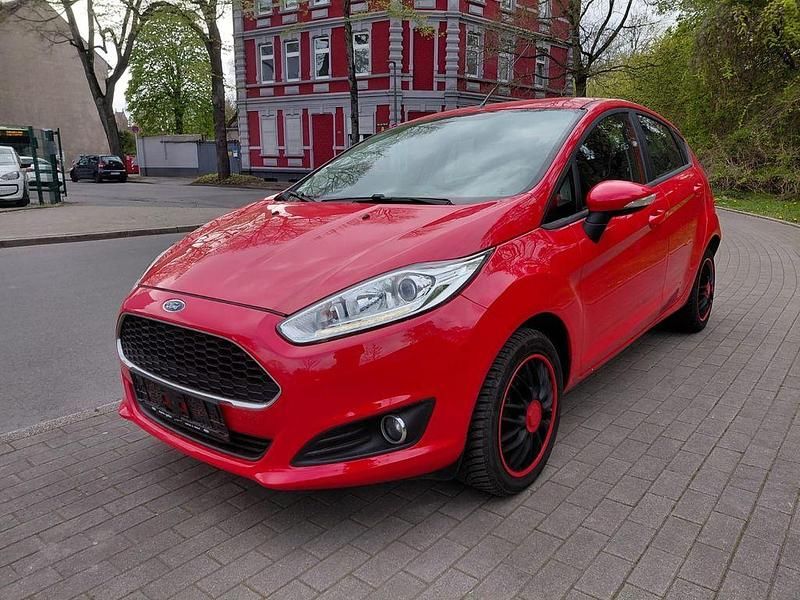 Gebraucht Ford Fiesta Trend 60 PS (44 kW) 2016 Rot Limousine