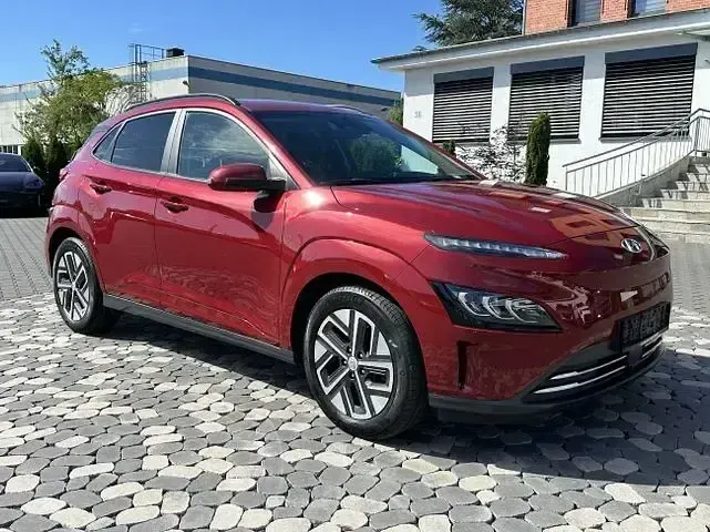 Gebraucht Hyundai Kona Trend 150 kW (204 PS) 2022 Sunset red / mic SUV