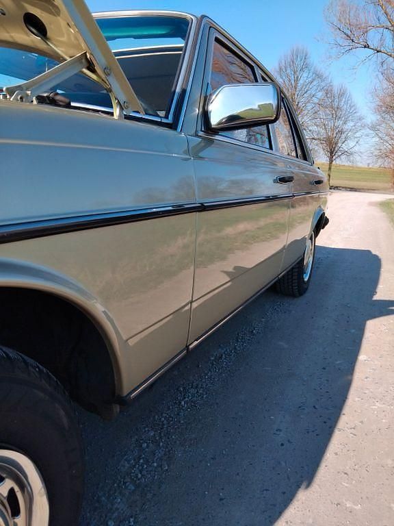 Gebraucht Mercedes E230 136 PS (100 kW) 1982 Grün Limousine