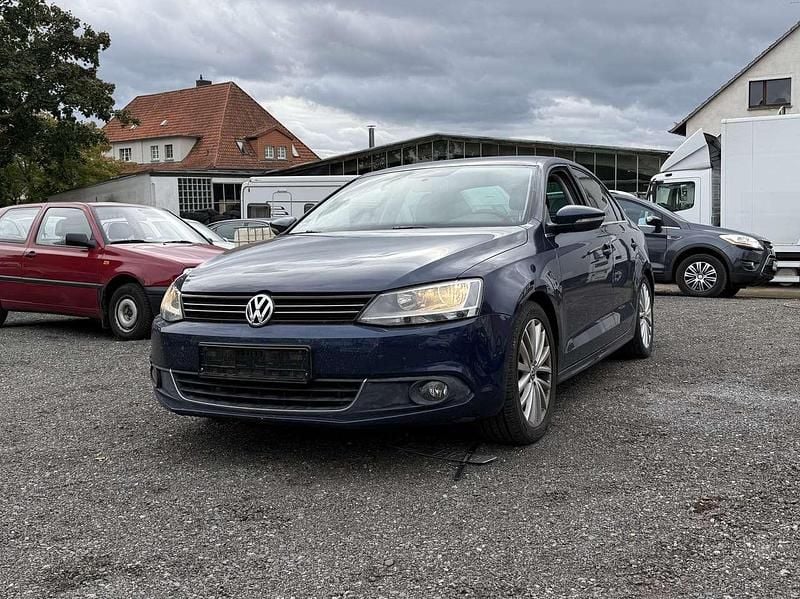 Blau Gebraucht 2011 VW Jetta Comfortline Limousine | 6.100 € (Fairer Preis) - Bild 1/4