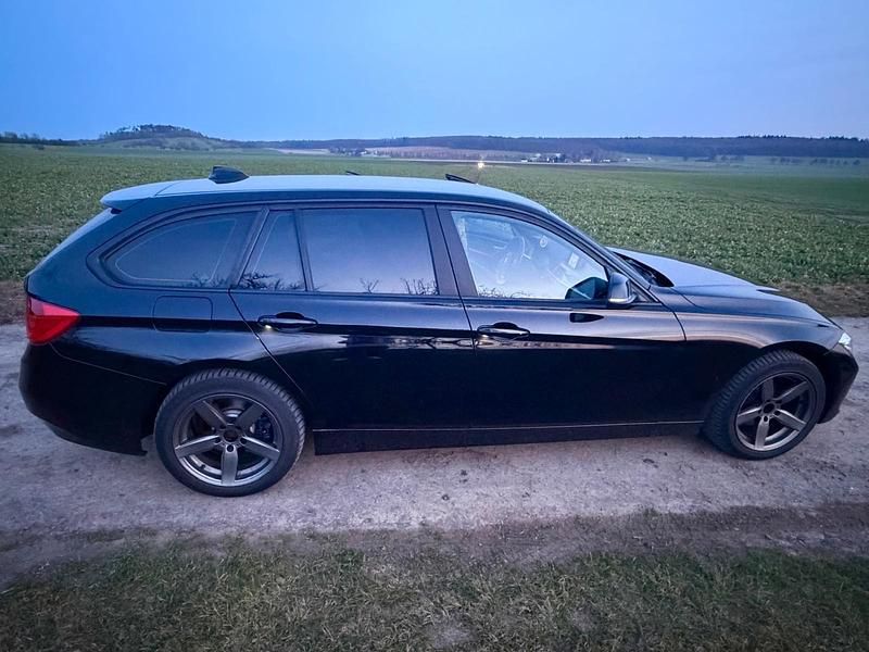 Gebraucht BMW 320 184 PS (135 kW) 2013 Schwarz Kombi