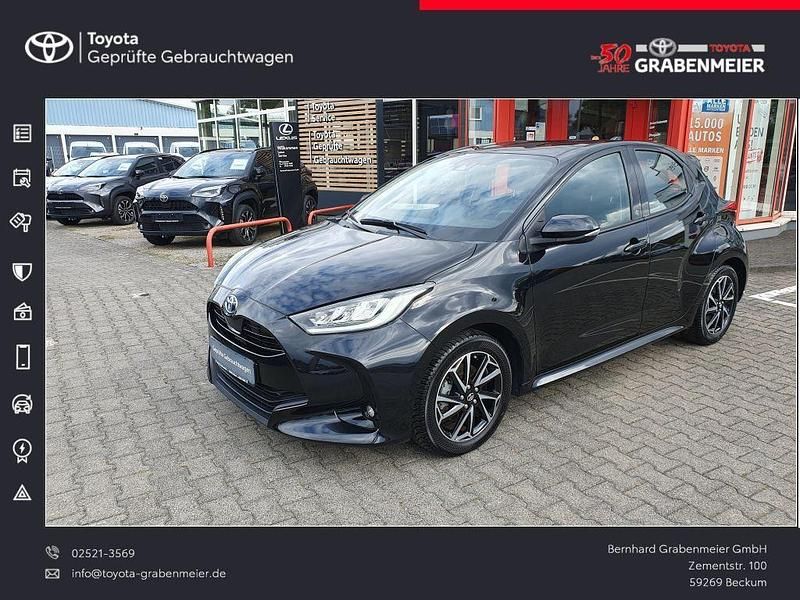 Mysticschwarz mica Gebraucht 2022 Toyota Yaris Hybrid Basis Limousine | 19.990 € (Fairer Preis) - Bild 1/4