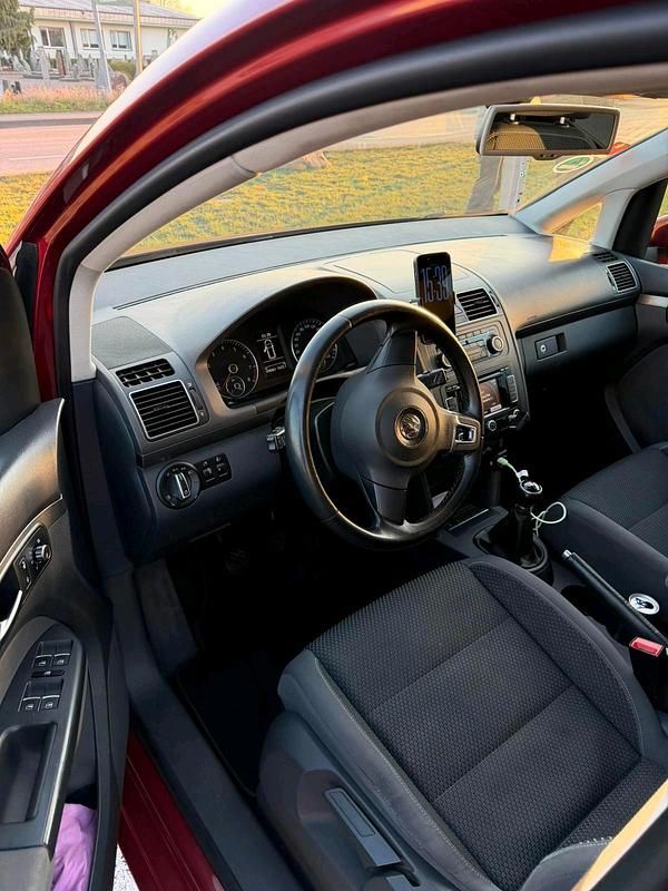 Rot Gebraucht 2010 VW Touran Van / Kleinbus | 7.100 € (Etwas zu teuer) - Bild 1/4