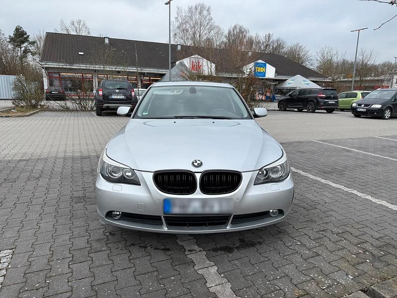 Grau Gebraucht 2004 BMW 520 Limousine | 2.100 € (Superpreis) - Bild 1/4