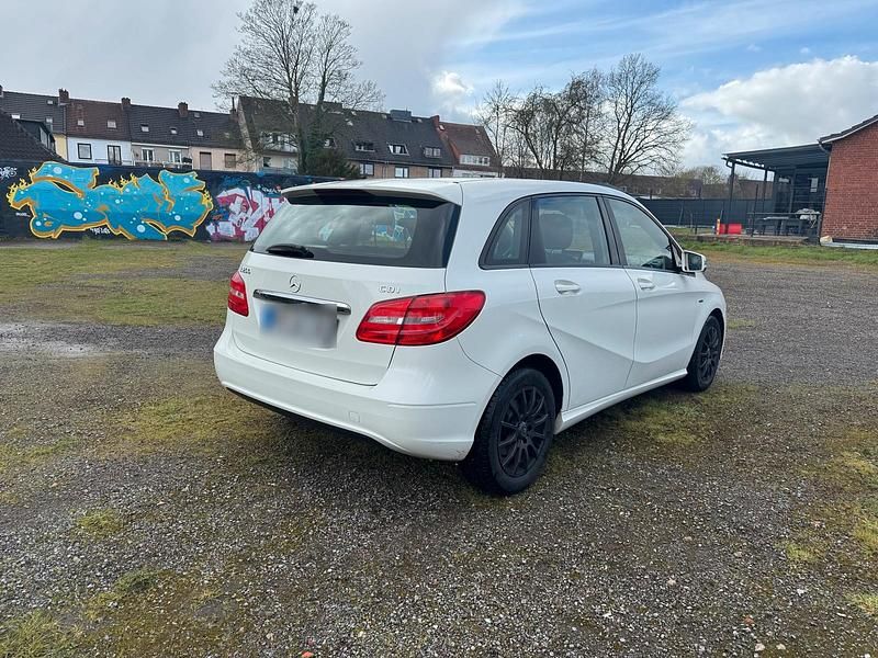 Gebraucht Mercedes B200 139 PS (102 kW) 2012 Weiß Van / Kleinbus