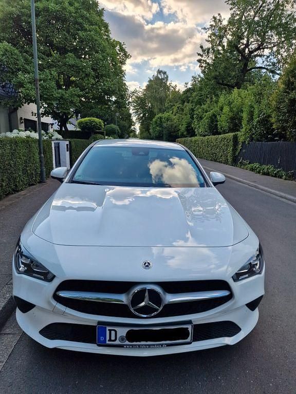 Weiß Gebraucht 2022 Mercedes CLA200 Shooting Brake Kombi | 26.500 € (Guter Preis) - Bild 1/4