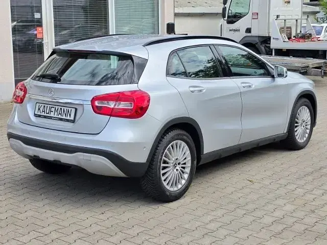 Gebraucht Mercedes GLA180 122 PS (89 kW) 2019 Silber SUV