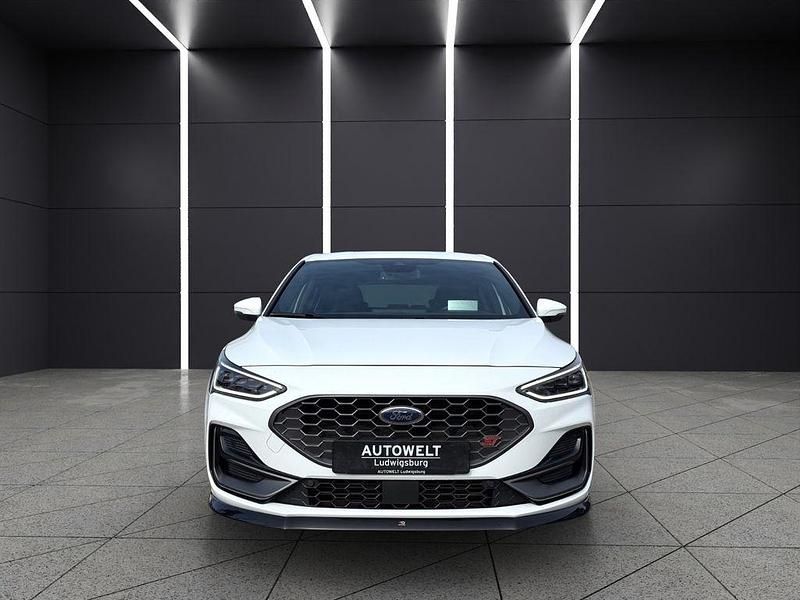 Używany Ford Focus ST 280 KM (205 kW) 2022 Biały Sedan/Limuzyna