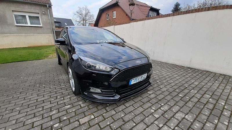 Schwarz Gebraucht 2017 Ford Focus ST Limousine | 14.900 € (Fairer Preis) - Bild 1/4