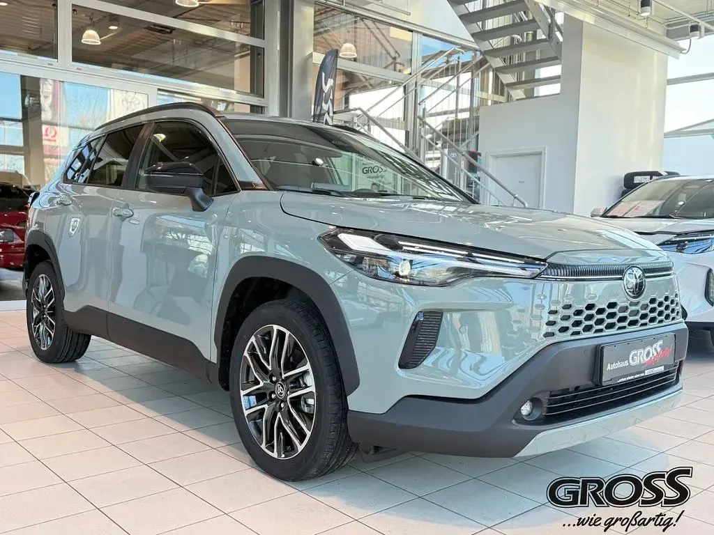 Neu Toyota Corolla Cross 178 PS (130 kW) 2025 Urban khaki SUV