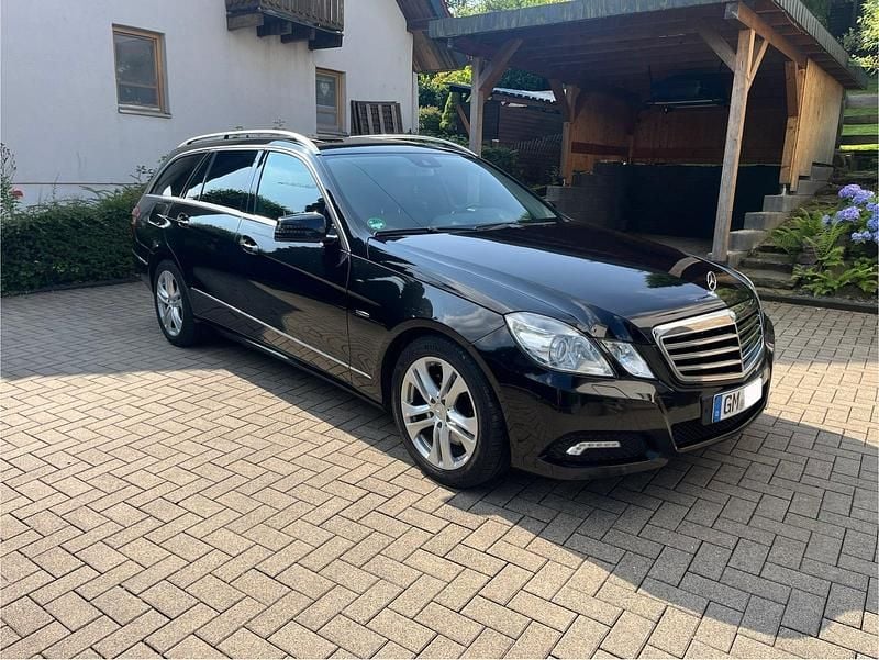 Schwarz Gebraucht 2009 Mercedes E350 Avantgarde Kombi | 10.400 € (Fairer Preis) - Bild 1/4
