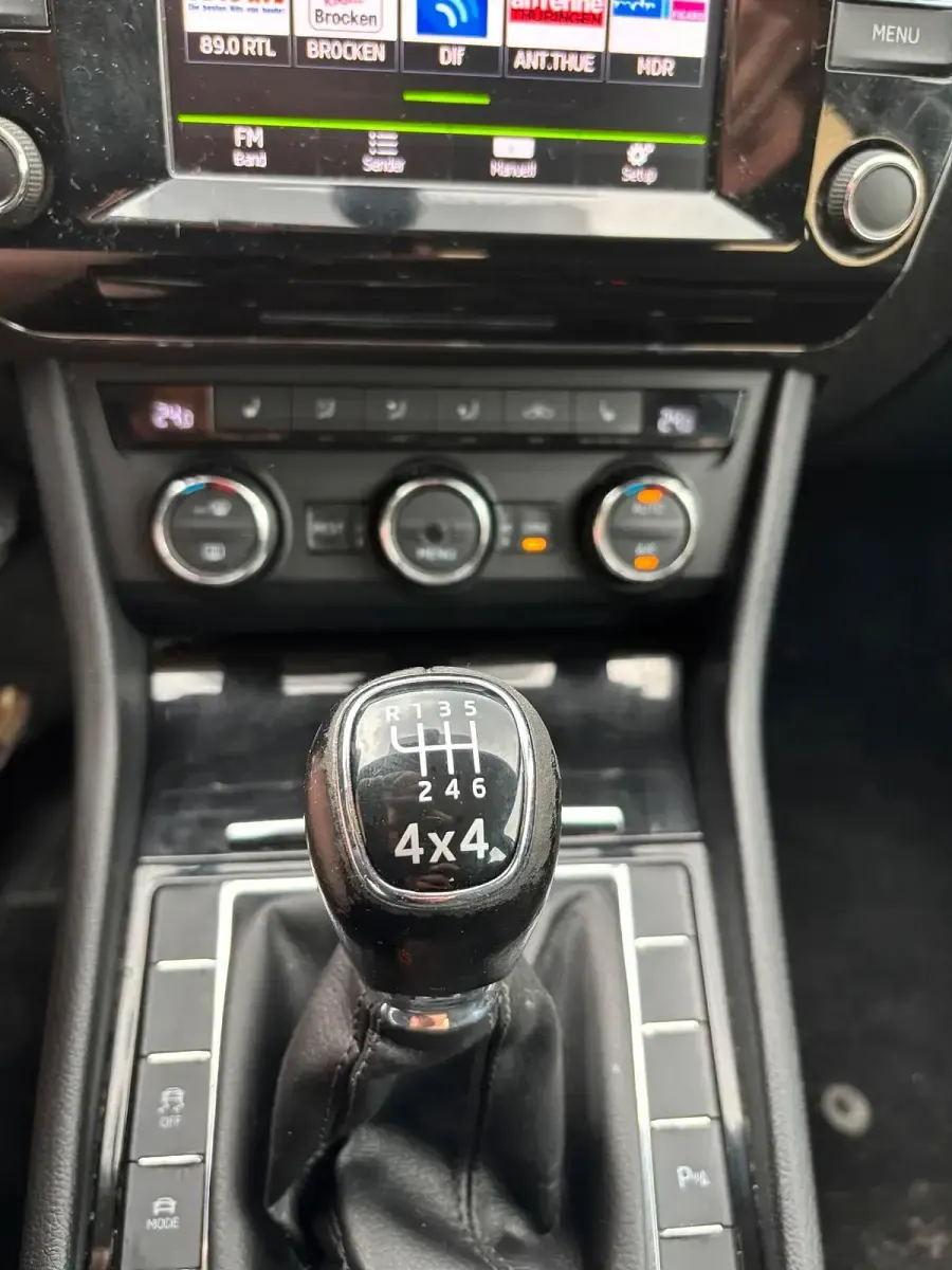 Używany Skoda Superb 150 KM (110 kW) 2016 Srebrny Kombi