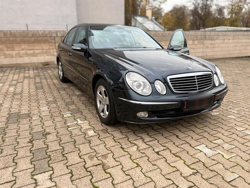 Blau Gebraucht 2004 Mercedes E240 Limousine | 7.200 € (Etwas zu teuer) - Bild 1/4
