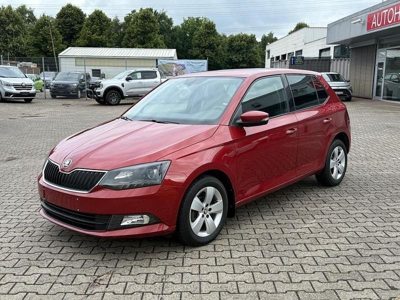 Rot Gebraucht 2015 Skoda Fabia Style Kleinwagen | 12.990 € (Fairer Preis) - Bild 1/4