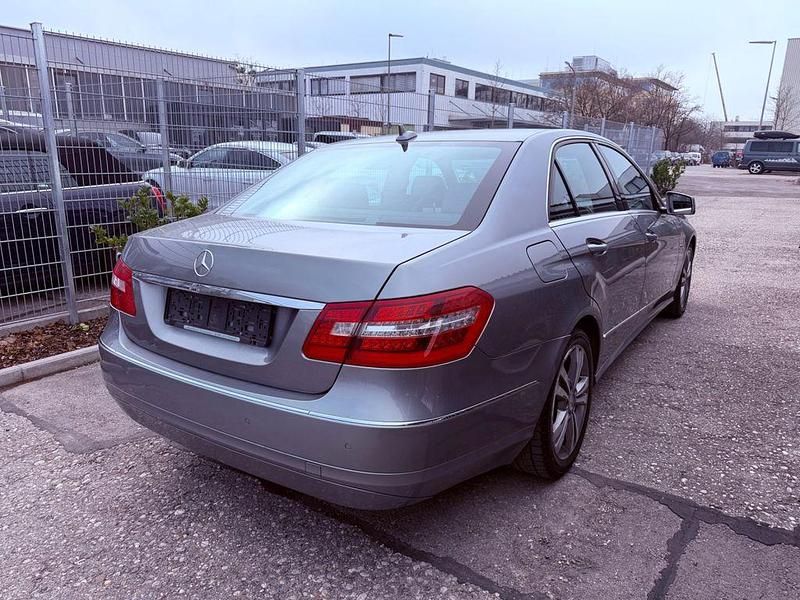 Gebraucht Mercedes E200 136 PS (100 kW) 2011 Silber Limousine