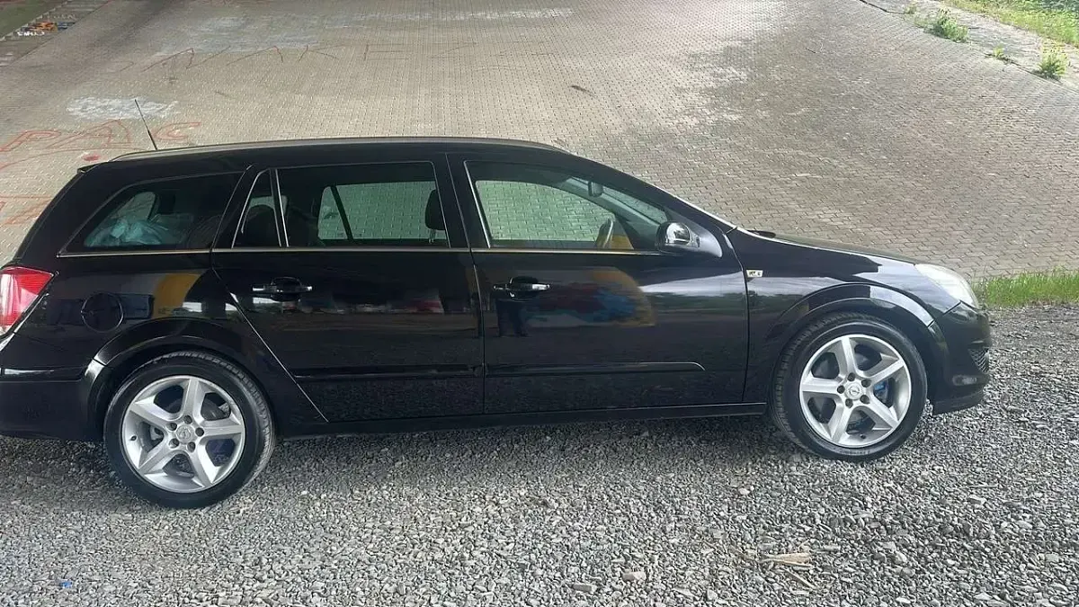 Gebraucht Opel Astra Sport 150 PS (110 kW) 2009 Saphirschwarz mi2 Kombi