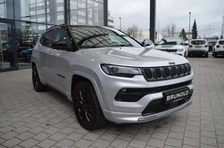 Second-hand Jeep Compass 240 CP (176 kW) 2022 Argintiu SUV
