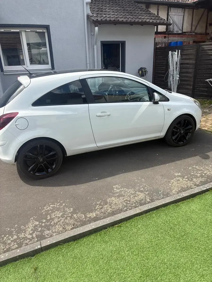 Gebraucht Opel Corsa Edition 90 PS (66 kW) 2010 Weiß Kleinwagen