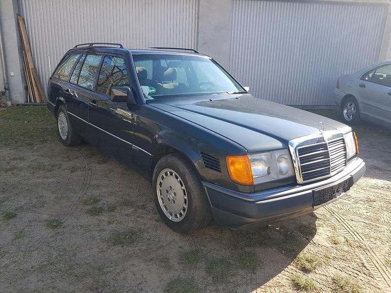 Schwarz Gebraucht 1993 Mercedes E220 Sportline Kombi | 2.490 € - Bild 1/4