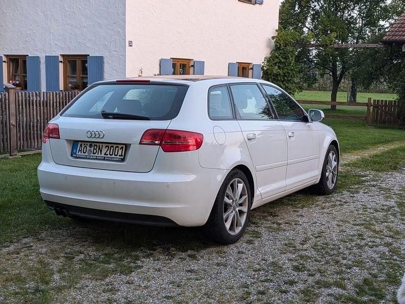 Weiß Gebraucht 2012 Audi A3 Ambiente Limousine | 5.900 € (Superpreis) - Bild 1/4