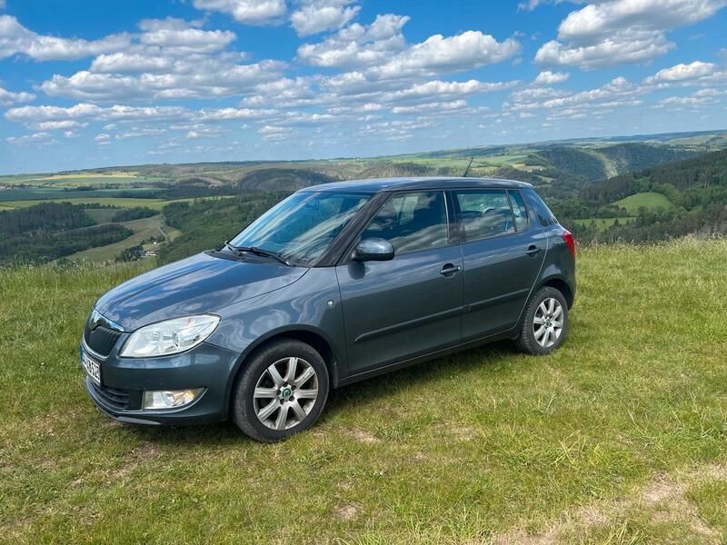 Grau Gebraucht 2011 Skoda Fabia Limousine | 2.990 € - Bild 1/4
