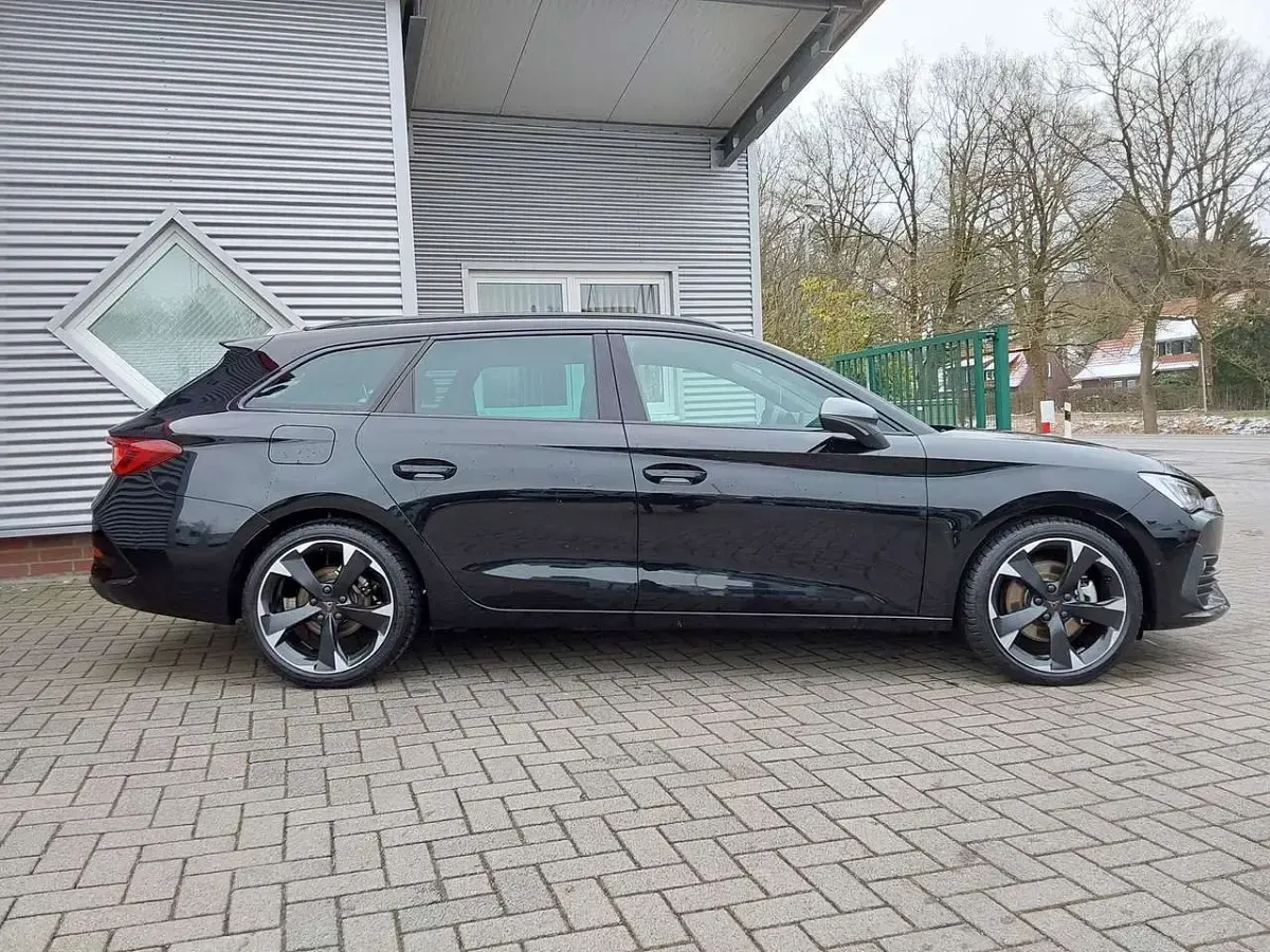 Second-hand Cupra Leon 150 CP (110 kW) 2024 Negru Break