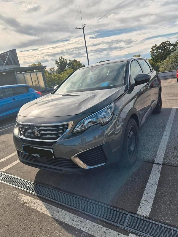 Grau Gebraucht 2018 Peugeot 5008 Van / Kleinbus | 10.495 € (Superpreis) - Bild 1/4