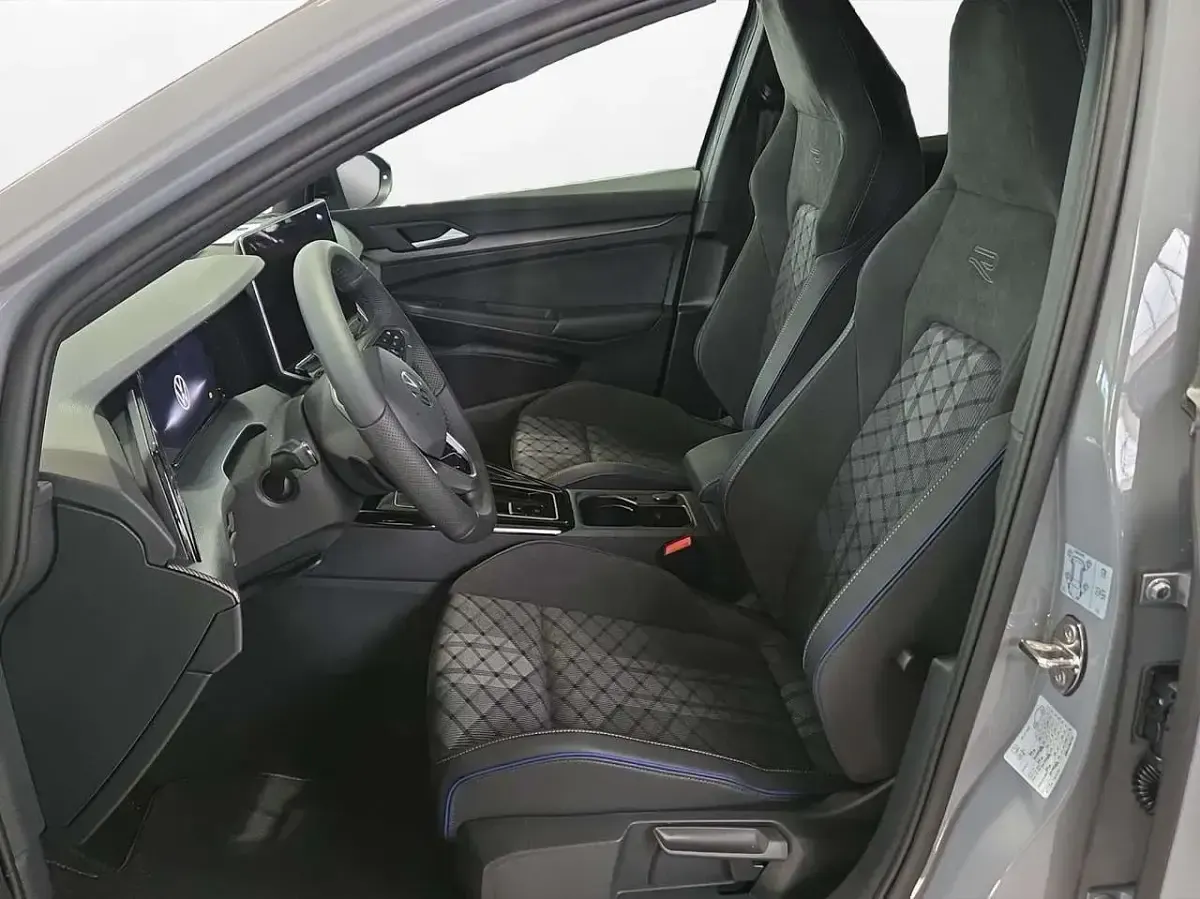 Neu VW Golf VIII R-line 204 PS (150 kW) 2026 Mondsteingrau / schwarz uni Limousine