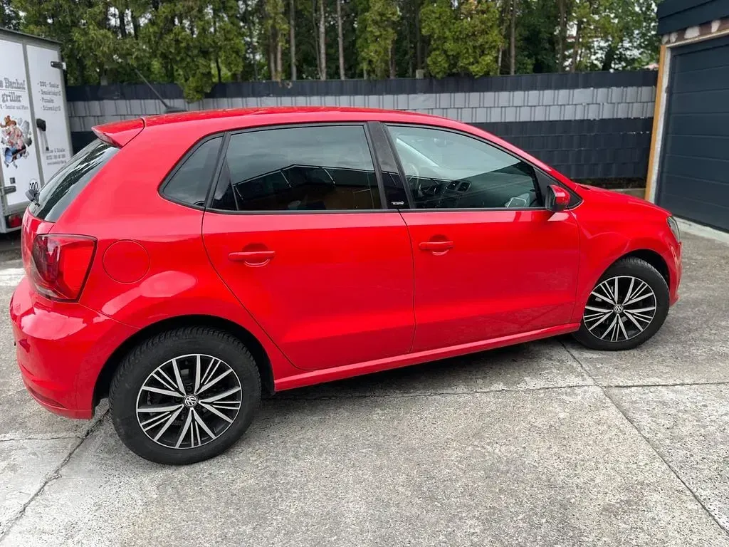 Gebraucht VW Polo Allstar 90 PS (66 kW) 2016 Rot Limousine