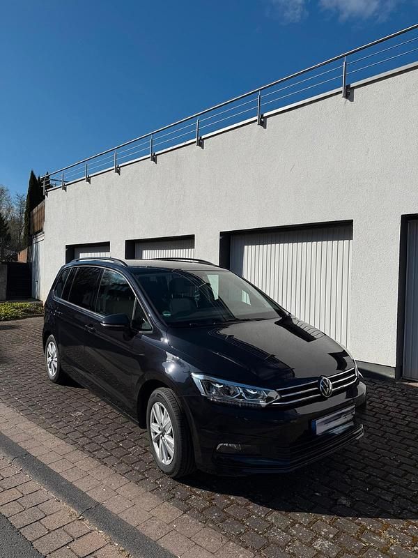 Gebraucht VW Touran 150 PS (110 kW) 2022 Schwarz Van / Kleinbus