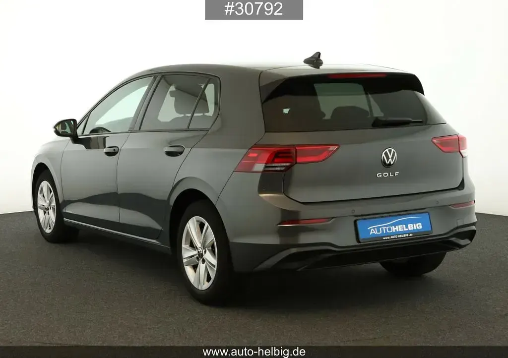 Gebraucht VW Golf VIII Life 131 PS (96 kW) 2023 Grau Limousine