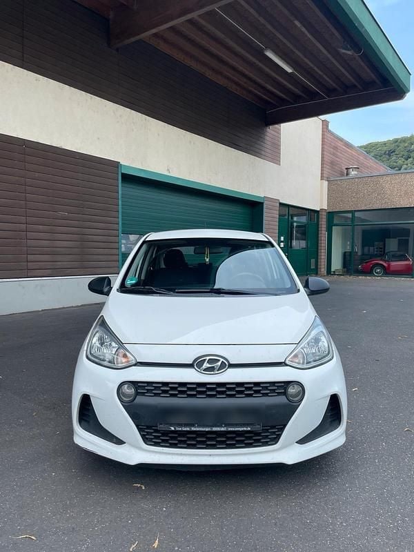 Weiß Gebraucht 2017 Hyundai i10 Kleinwagen | 3.990 € (Guter Preis) - Bild 1/4