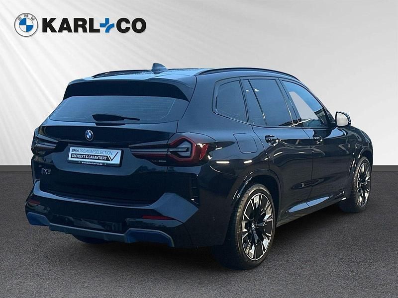 Gebraucht BMW iX3 Impressive 210 kW (286 PS) 2023 Carbonschwarz metallic SUV