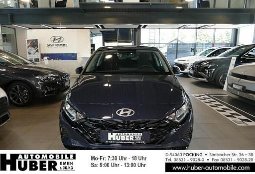 Grau metallic Gebraucht 2024 Hyundai i20 Trend Limousine | 20.990 € (Etwas zu teuer) - Bild 1/4